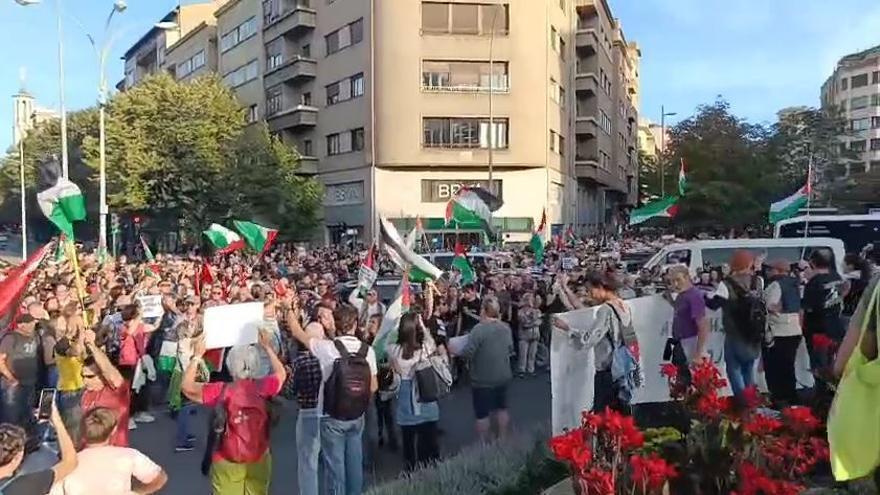 Vídeo | La manifestación en apoyo a Palestina y a la flotilla de Gaza corta el tráfico en el centro de Iruña