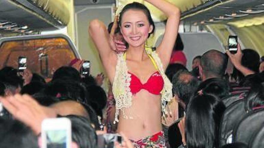 Multa por pasar biquinis en el avión