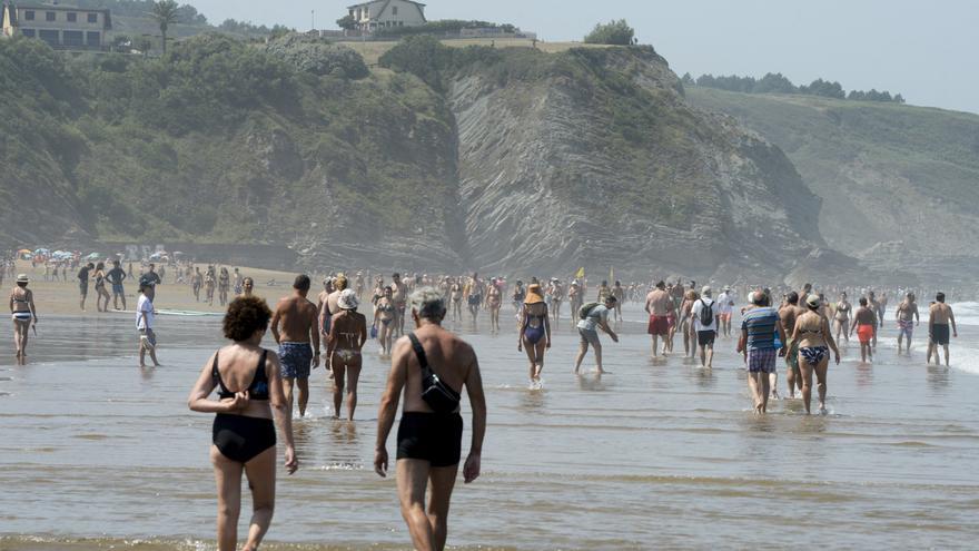 Medio millar de controles garantizarán la calidad del agua de las playas este verano en Bizkaia