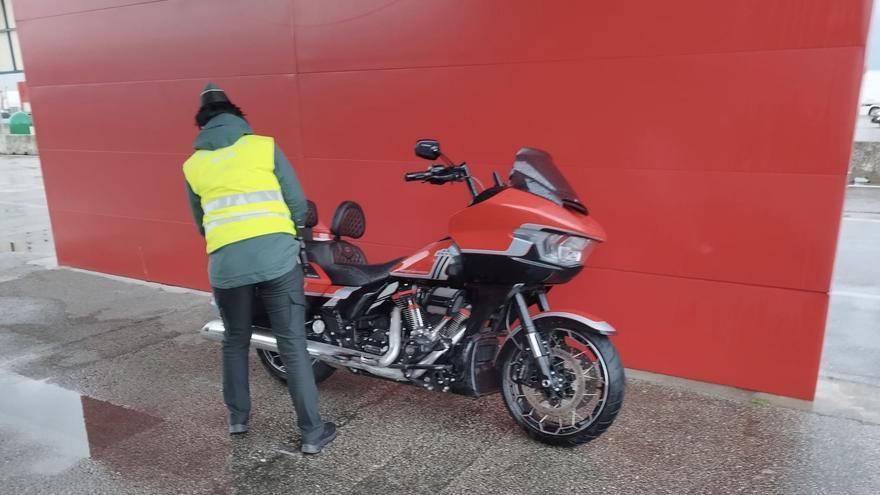 Retiran más de 27.000 euros en metálico a un motorista en el Puerto de Bilbao