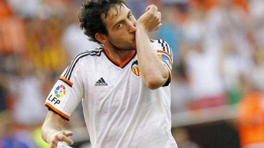 El Valencia mantiene su pulso por la Champions ante un inofensivo Eibar