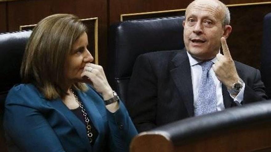 El ministro de Educación, José Ignacio Wert, junto a la ministra de Empleo, Fátima Báñez, hoy durante el pleno del Congreso en el que se ha aprobado la reforma educativa propuesta por el ministro.