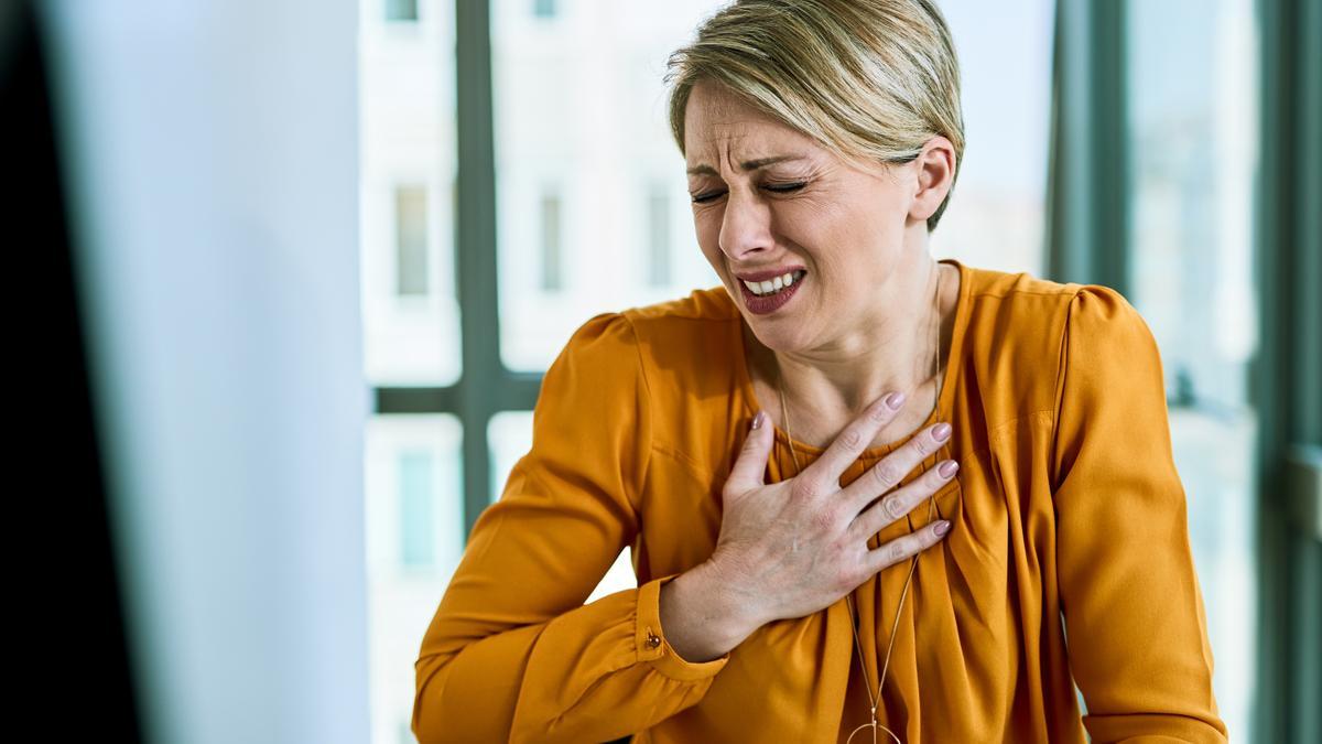 Una mujer sufre un infarto