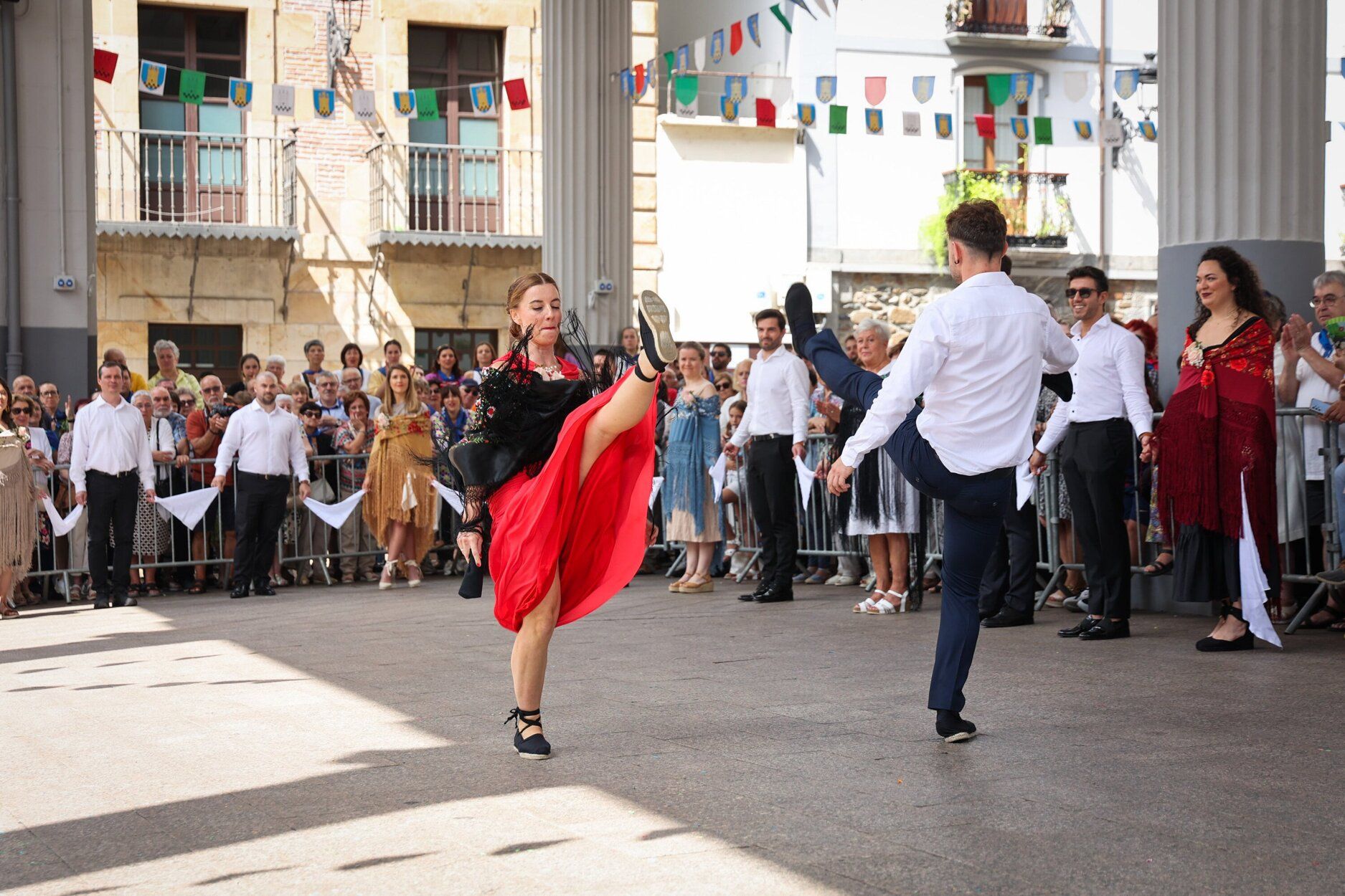 Emoción en Ordizia con el baile de los Santaneros