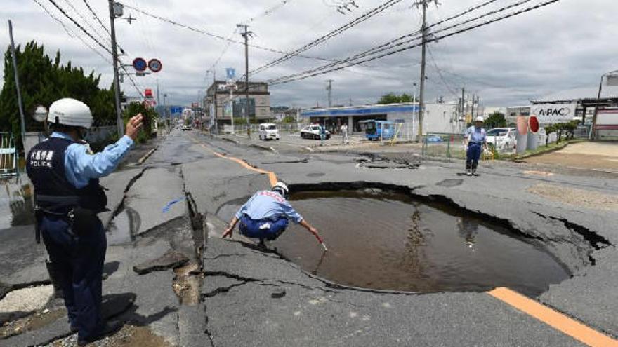 Efecto del terremoto en una carretera de Osaka.