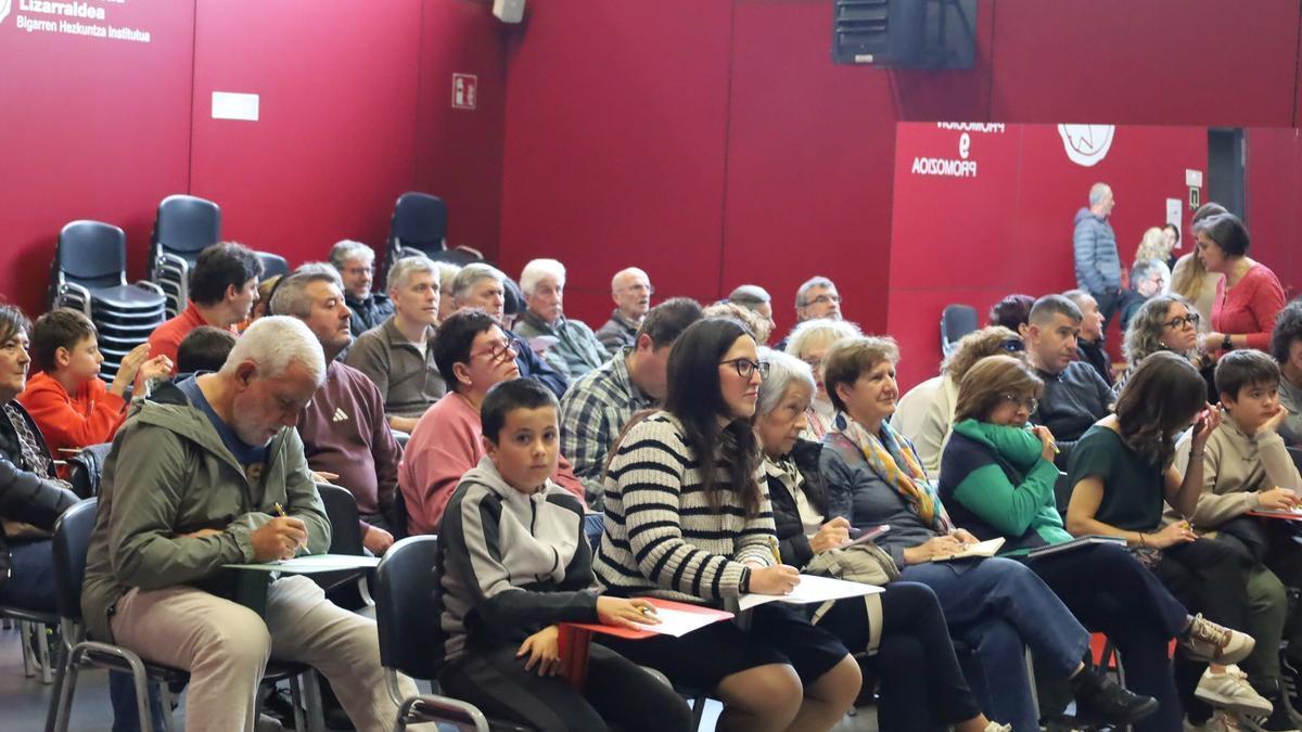 Numeroso público siguió las pruebas de ‘Cifras y letras’ en el salón de actos del IES.  | FOTO: C.P. Numeroso público siguió las pruebas de ‘Cifras y letras’ en el salón de actos del IES.  | FOTO: C.P.
