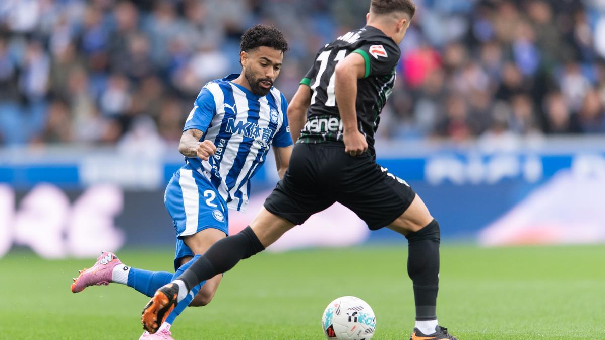 Calebe presiona a Valera en un momento del partido en Mendizorroza