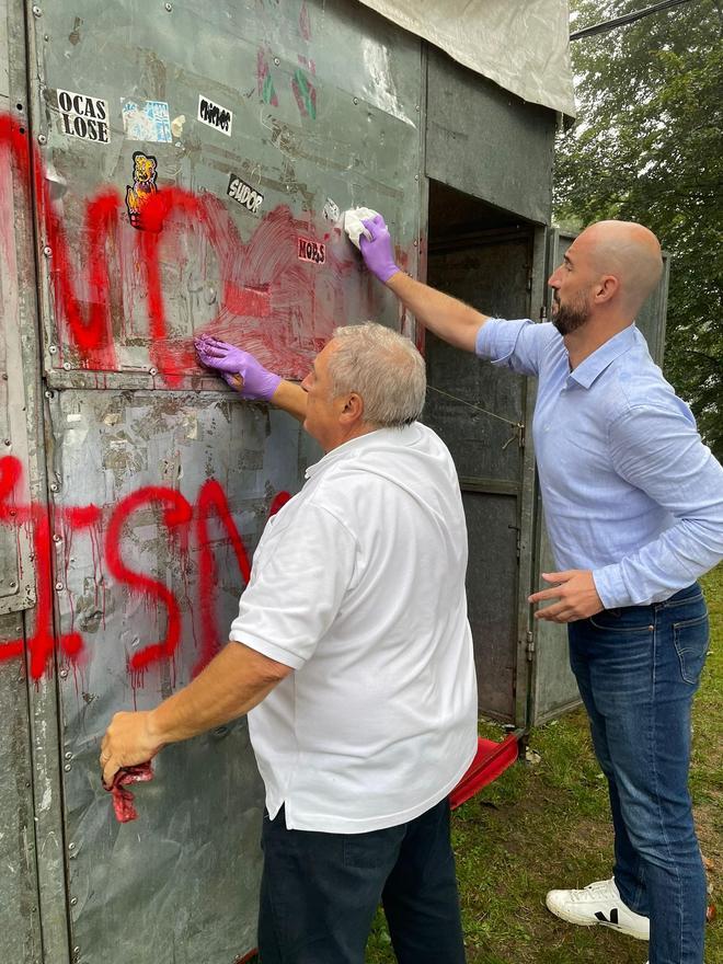 El alcalde, Jon Iraola, y el concejal,  Francisco Javier Lejardi, retirando las pintadas de la txosna.