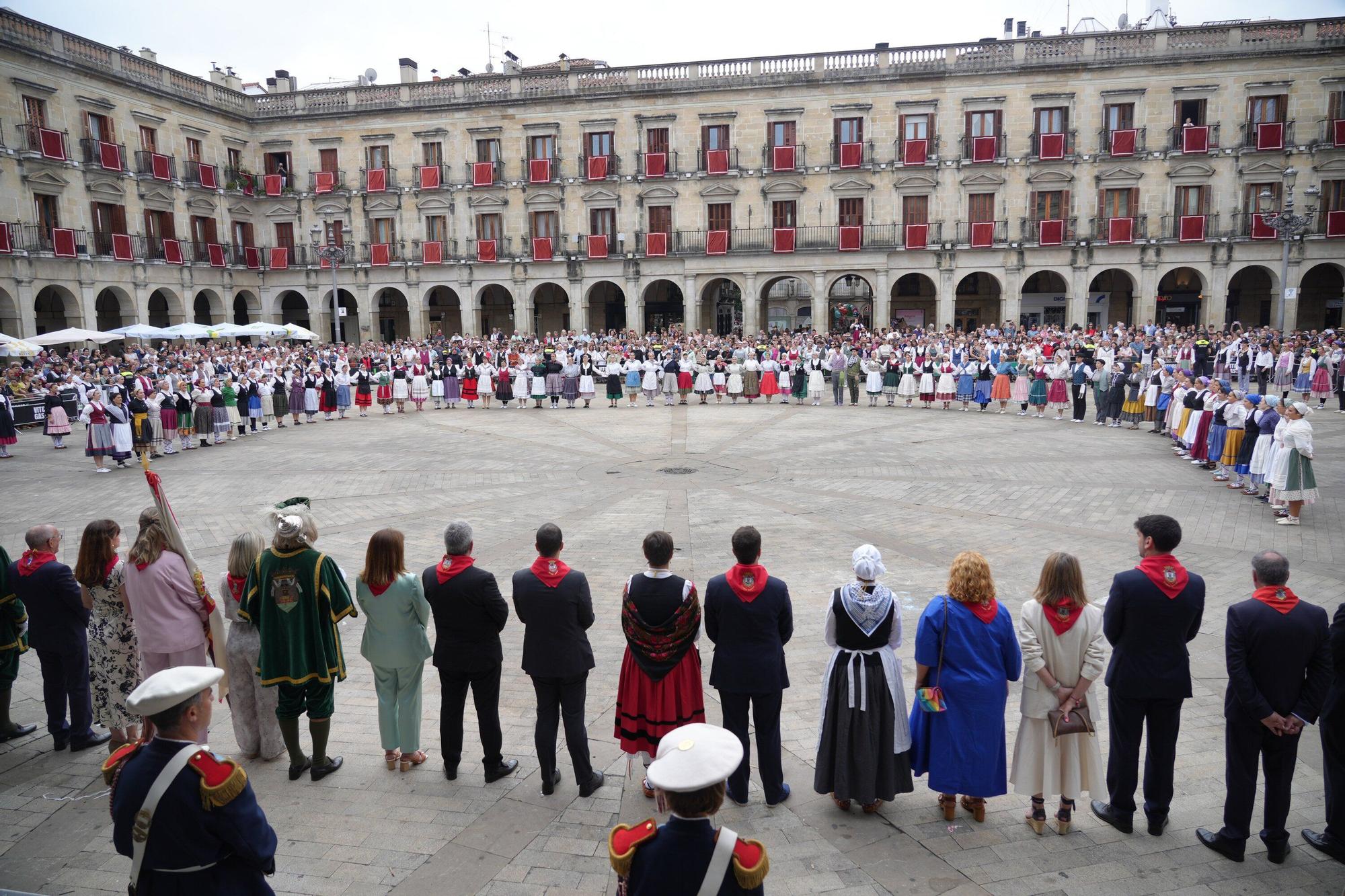 En imágenes: Los dantzaris se adueñan de la Plaza Nueva en el tradicional Zortziko