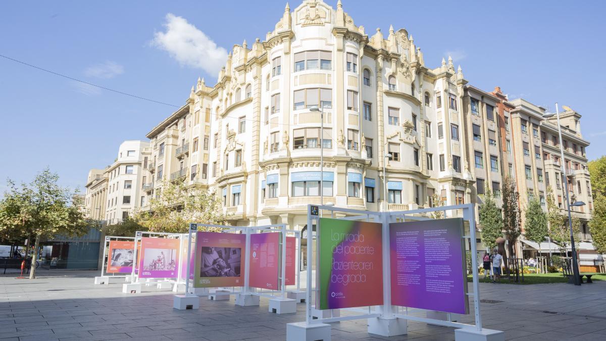 La exposición en Pamplona se encuentra en la confluencia entre las avenidas Carlos III y Roncesvalles.