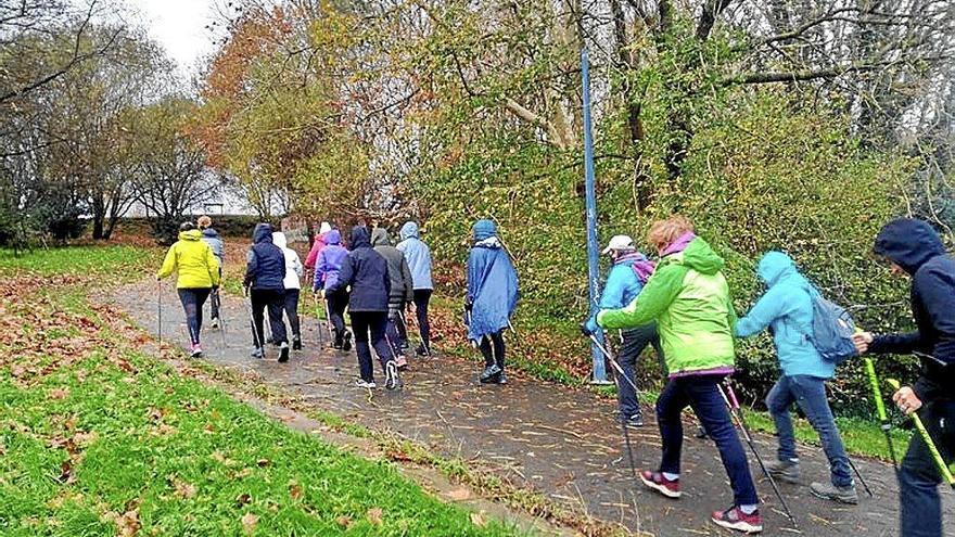 Urdaburu organiza un curso  de marcha nórdica en Errenteria