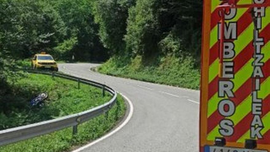 Un motorista resulta herido tras salirse de la vía en la N-135 en Luzaide
