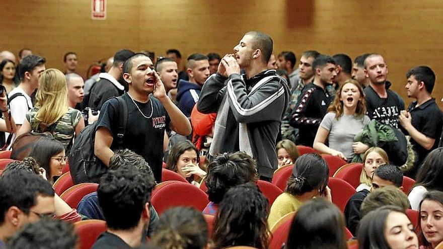 Varios jóvenes gritaron a Iglesias. Foto: Efe