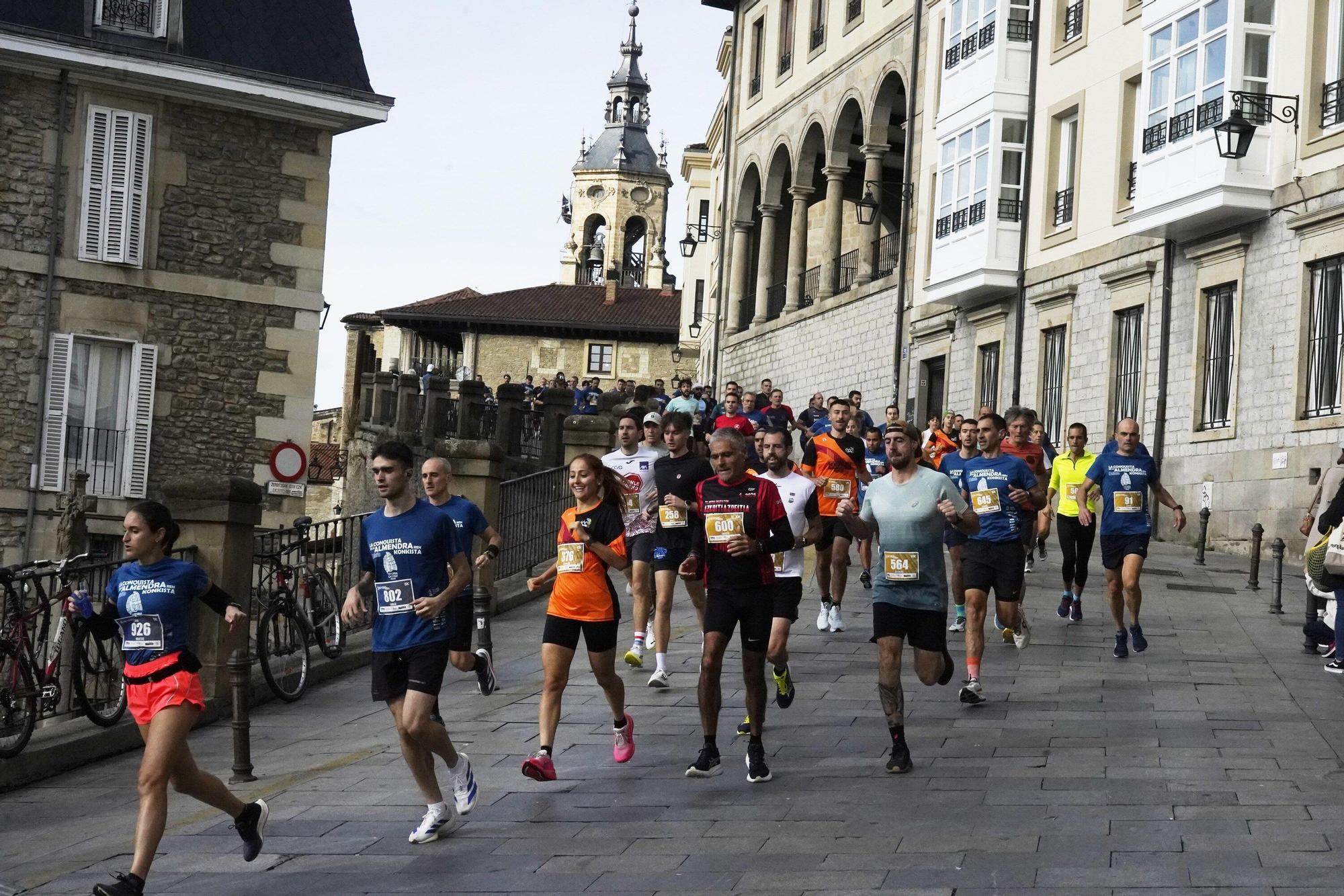 En imágenes: Miles de personas conquistan la Almendra de Gasteiz