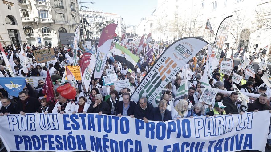 Miles de médicos se manifiestan en Madrid por un estatuto propio y alertan de más paros