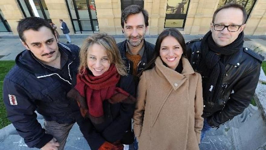 Parte del equipo de la obra &#039;Última edición&#039;, ayer frente al Victoria Eugenia.