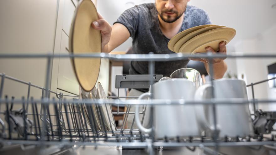 Adiós a los platos sucios: los trucos para sacarlos relucientes del lavavajillas