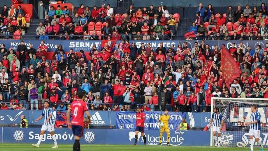 La afición rojilla anima a los jugadores con cánticos durante el partido de la pasada liga contra el Lorca.