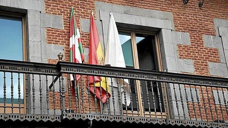 Bandera española en el Ayuntamiento de Tolosa.