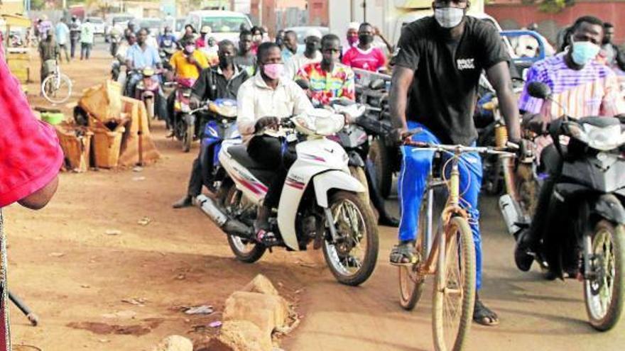 Una transitada calle de la capital de Burkina Faso. Foto: Efe