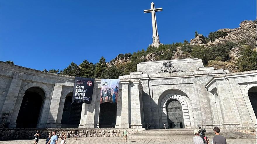 Activistas de Sortu colocan pancartas con &#039;Gora Euskadi Askatuta&#039; en Cuelgamuros