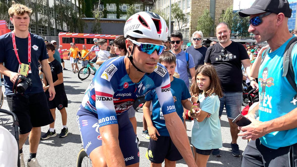Mikel Landa antes del inicio de la etapa de La Vuelta en Bizkaia