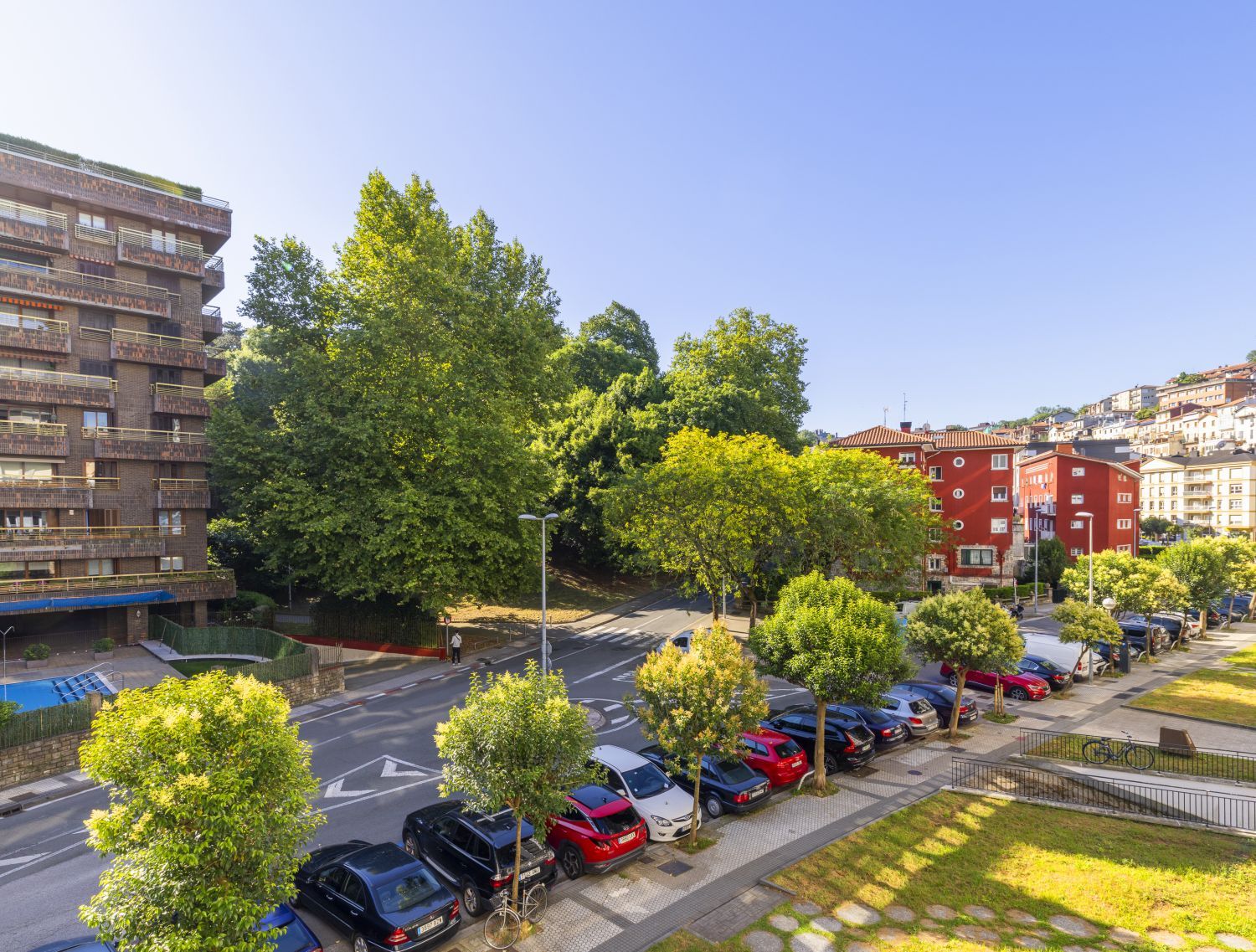 Próximo a la playa de Ondarreta piso con terraza en buen estado con trastero y garaje cerrado cercano a vivienda