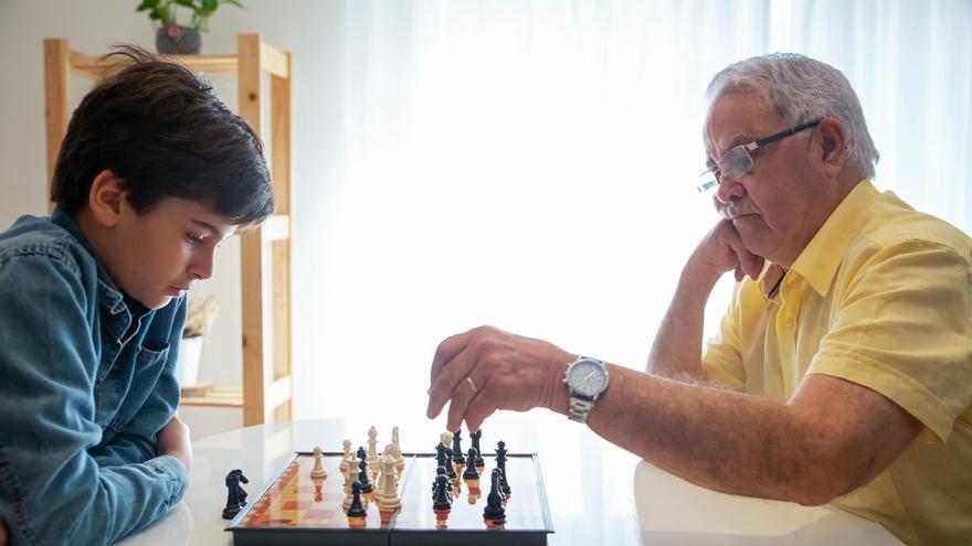 El 72% de los vascos se relaciona mucho con personas de otras generaciones fuera de la familia