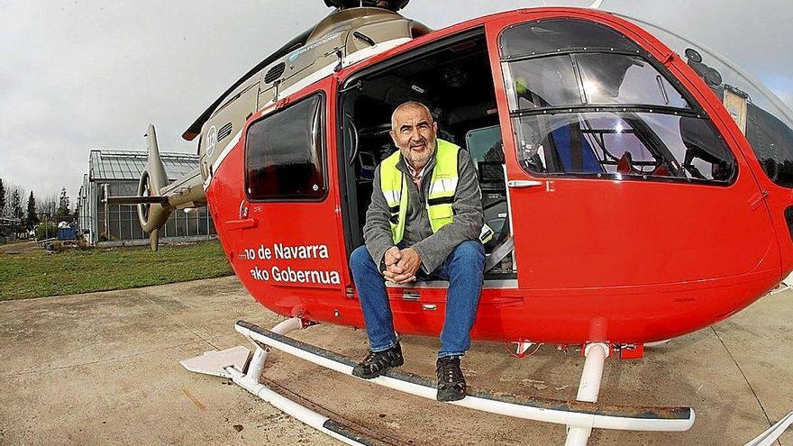El médico de urgencias Kiko Betelu posa con el helicóptero medicalizado de los bomberos.