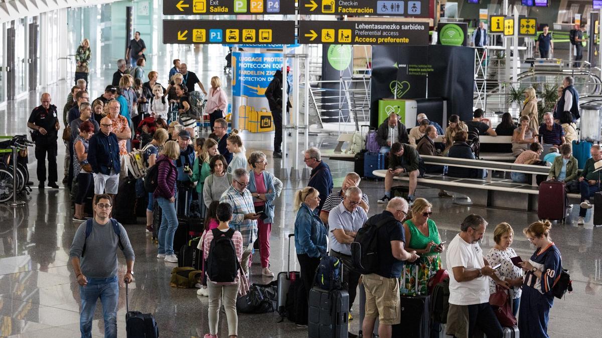 Un grupo de personas, con sus maletas en el aeropuerto de Bilbao.