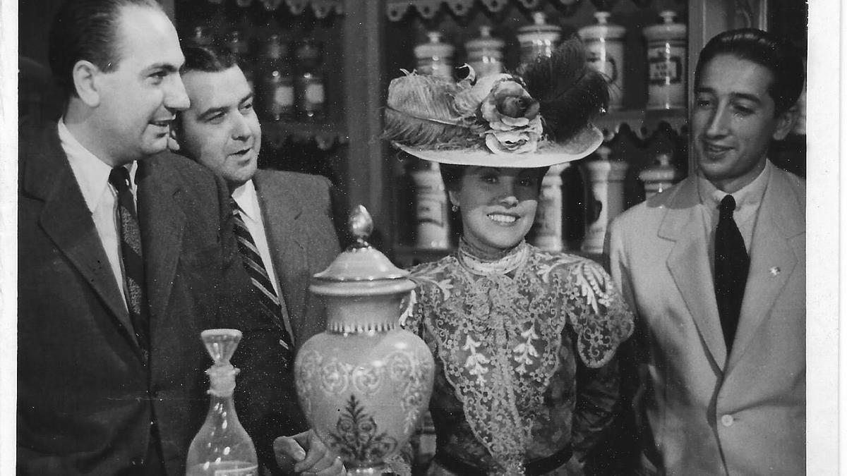 Abad, segundo por la izquierda, junto a Rafael Gil, a su derecha, la actriz Mary Delgado y el actor David Jato, en el rodaje de &#039;El fantasma y doña Juanita&#039; (1944).