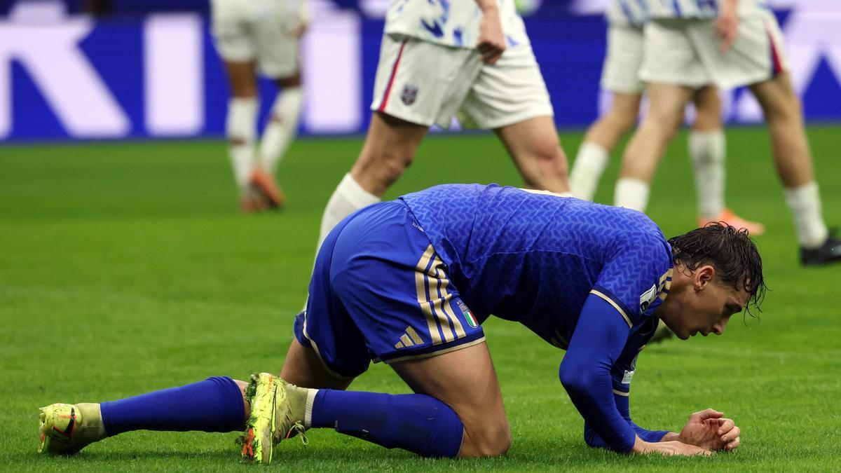 Pio Esposito trata de levantarse durante el encuentro ante Noruega.