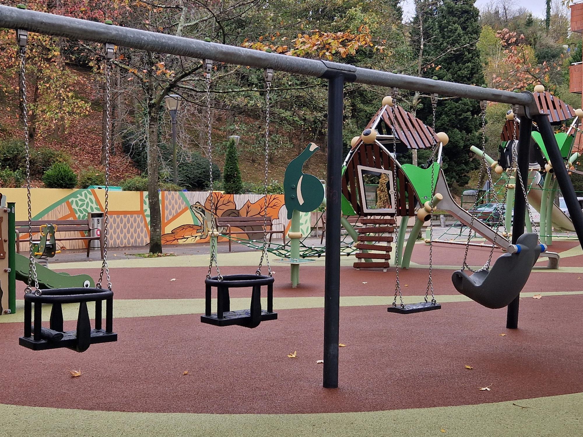 Nuevos columpios en la Campa Ibaizabal en el barrio de La Peña