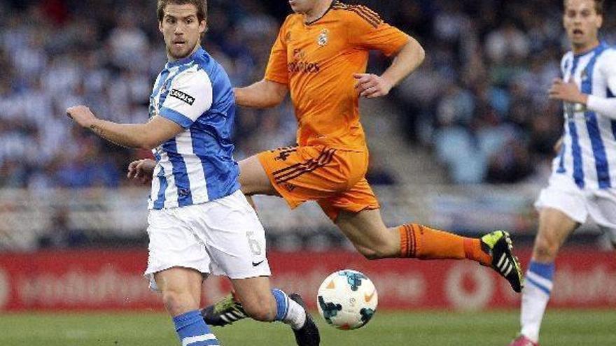 Iñigo Martínez e Illarramendi, durante el partido de Anoeta de la temporada pasada.