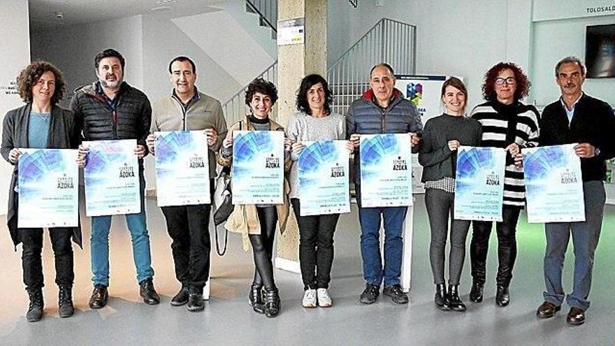 Representantes de los centros de FP de Tolosaldea, con el cartel anunciador de la feria.