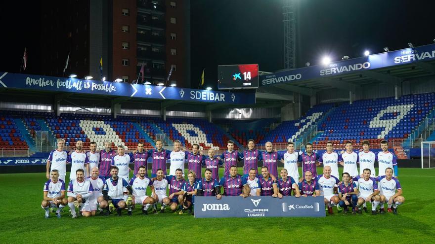 40 aficionados del Eibar, jugadores armeros por un día