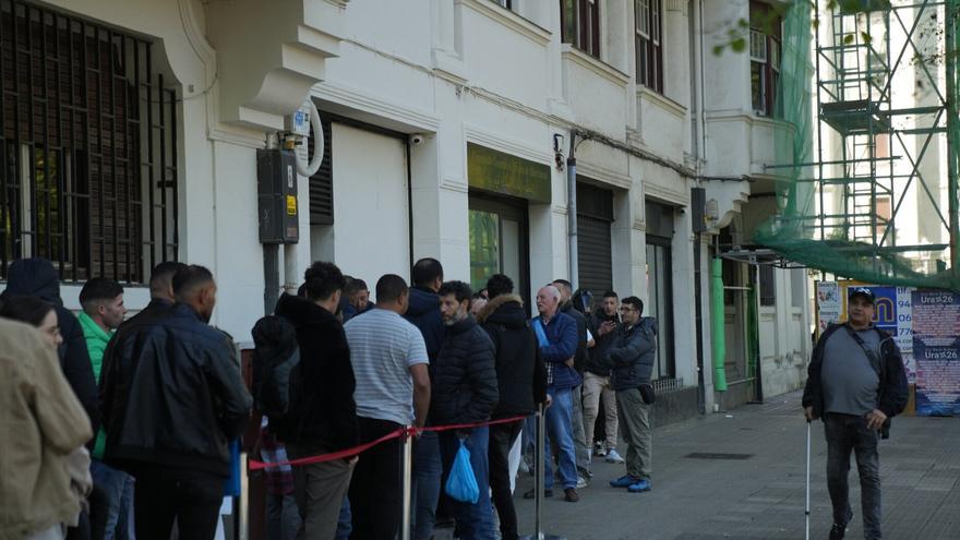 Los estafadores cobran por gestionar citas previas para la regularización de migrantes