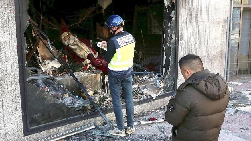 Vecinos afectados por el incendio del bazar de la Rochapea tardarán aún días en volver a casa