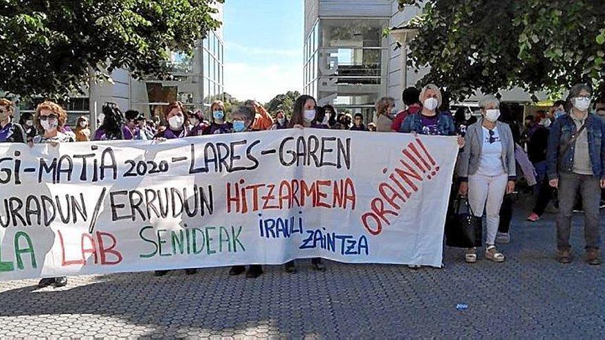 Concentración de las trabajadoras, ayer ante la sede de Adegi. Foto: N.G.