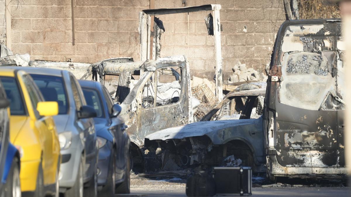 Vehículos calcinados tras un incendio en un pabellón de la calle Miravilles