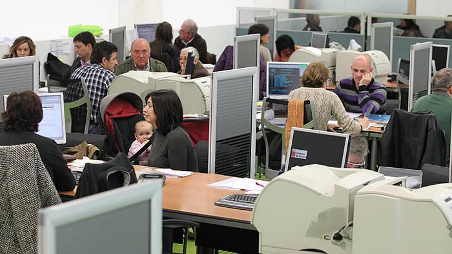 Varias personas, haciendo su declaración de la renta de 2011 durante el primer día de la campaña.