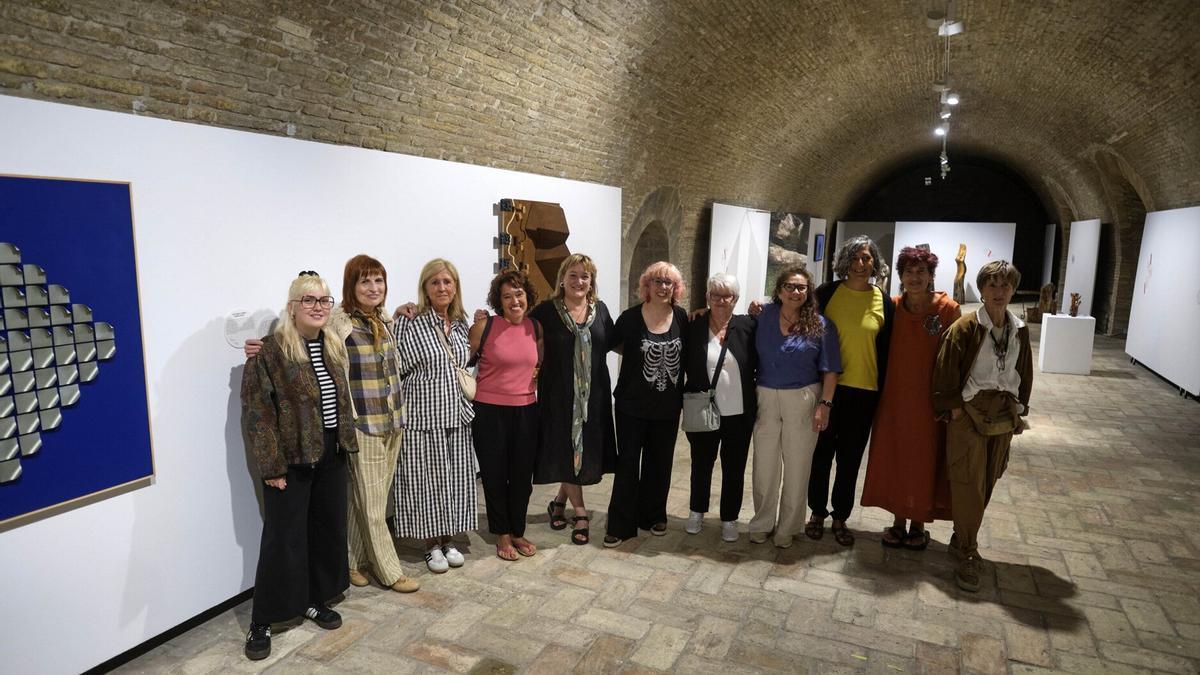 Algunas de las artistas que acudieron al Pabellón de Mixtos a la presentación de la muestra.