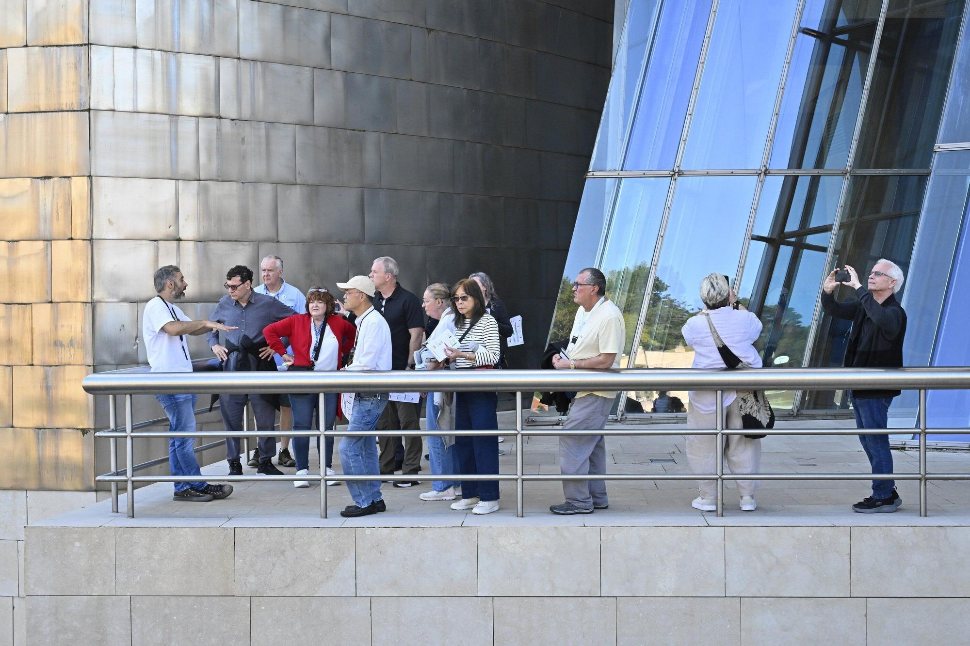 El Museo Guggenheim acoge a miles de visitantes en su 28º cumpleaños