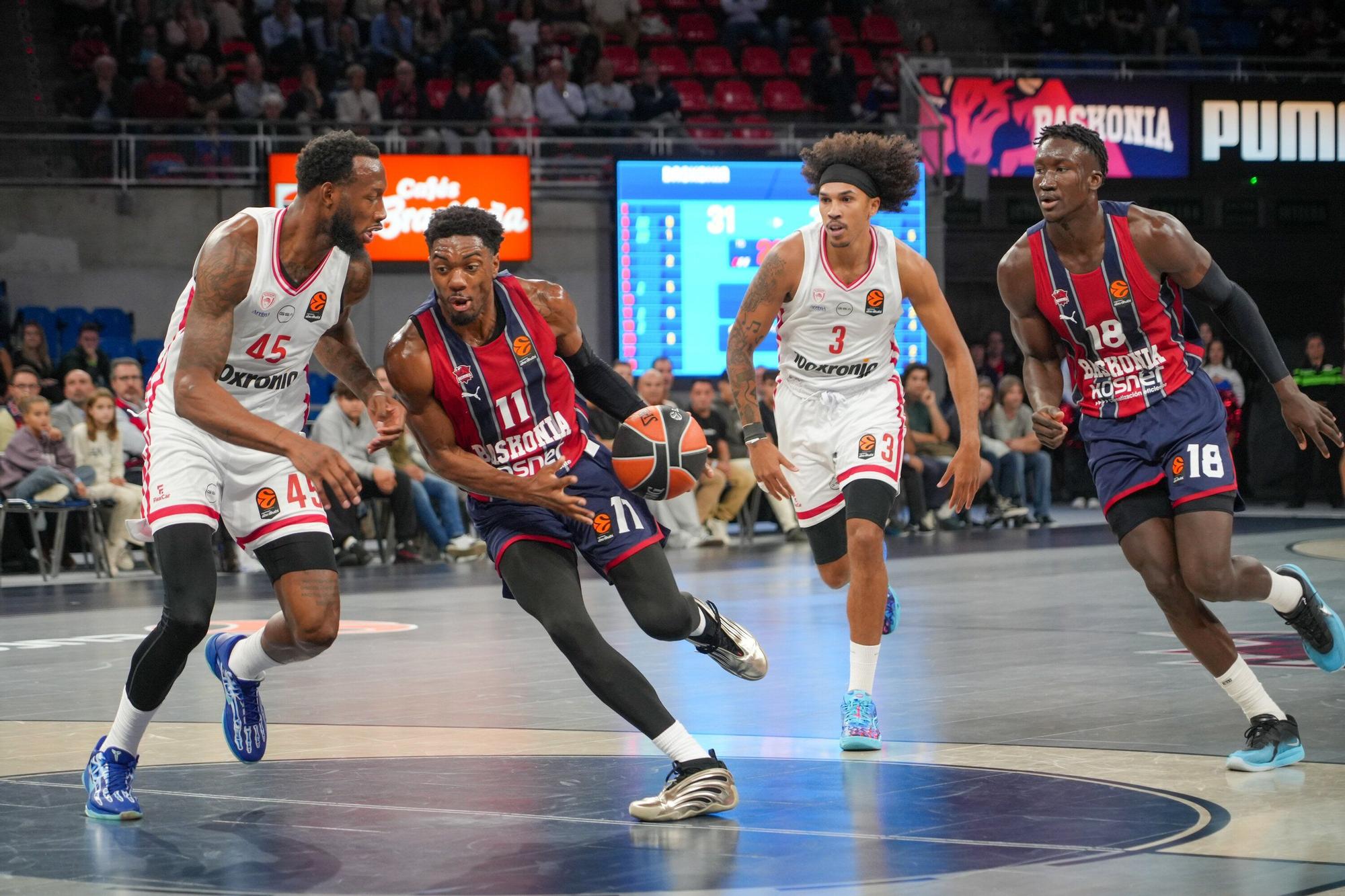 Todas las imágenes del Baskonia - Olympiacos en el Buesa Arena