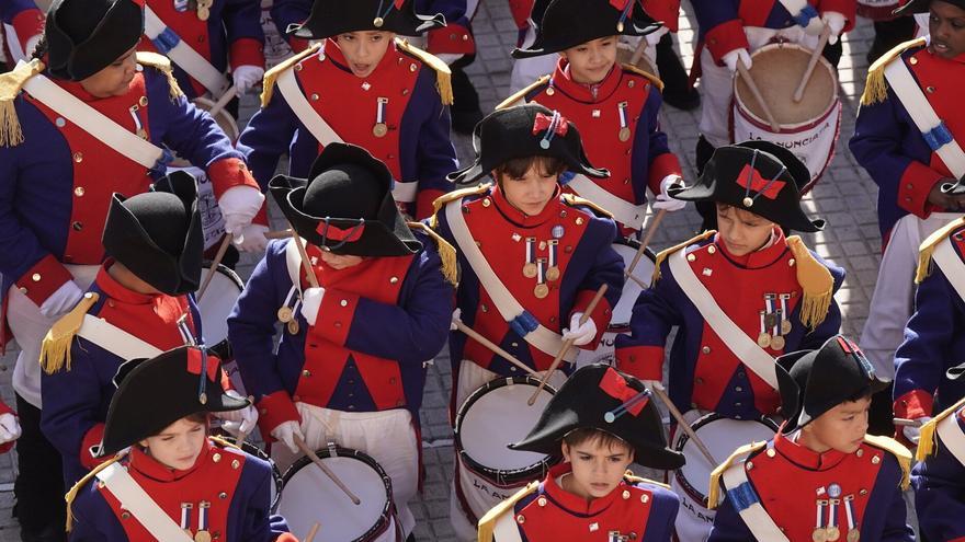 Emoción, ilusión y nervios en la Tamborrada Infantil antes de salir de Alderdi Eder