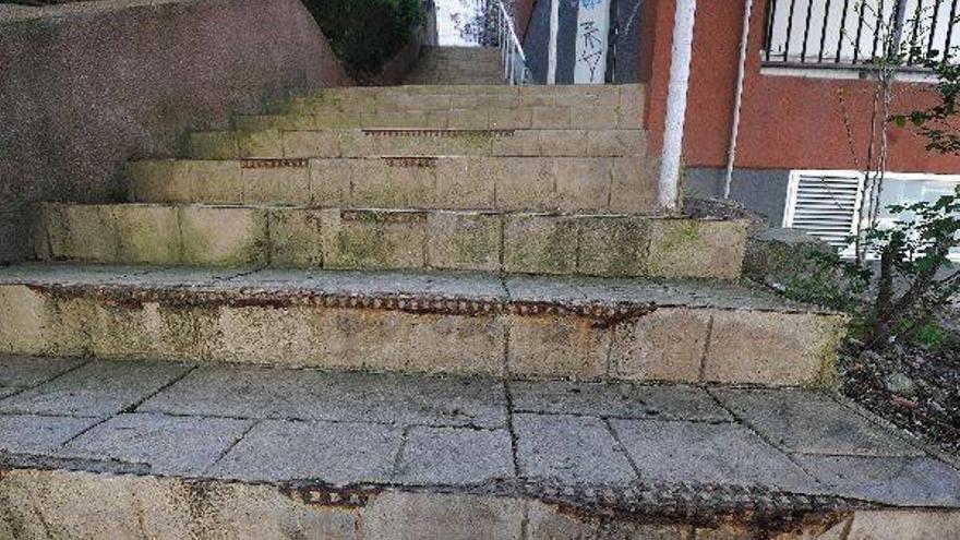 Escaleras peligrosas en el entorno de Txapinene