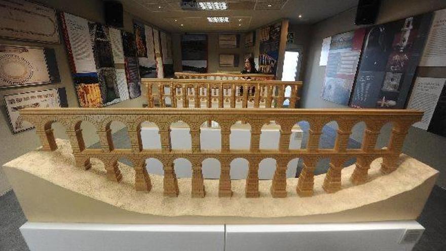 En primer plano, una maqueta del acueducto de Tarragona, detrás el de Mérida y al fondo el de Segovia, en el Museo Rezola de Añorga.