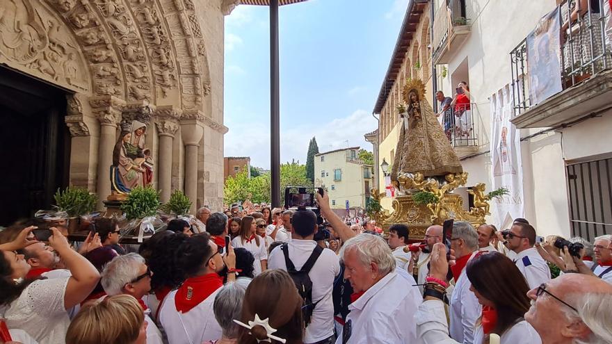 Procesión de Tudela: encuentro entre las dos imágenes de Santa Ana