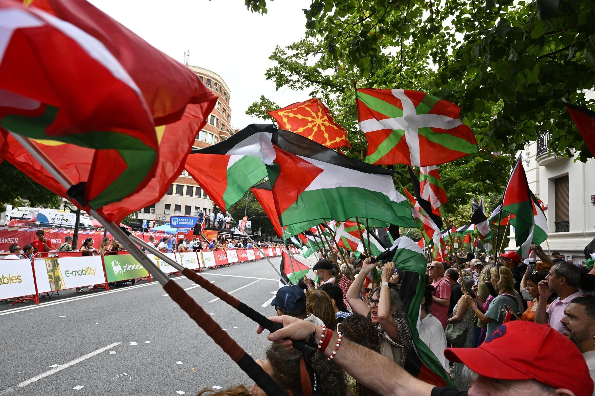 En imágenes: protesta contra el Israel al paso de la La Vuelta por Bilbao