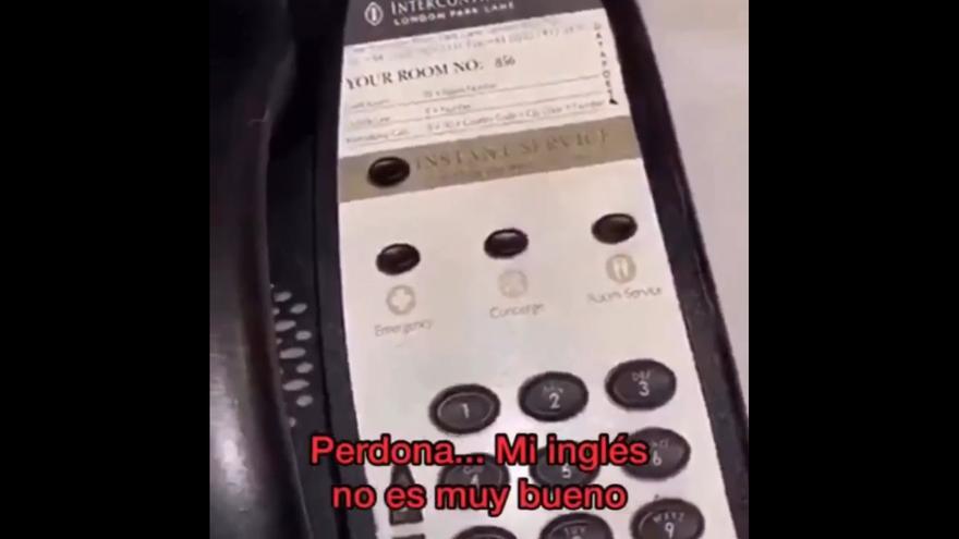 No sabe mucho inglés y avisa de esta surrealista forma de que hay un ratón en su habitación de hotel